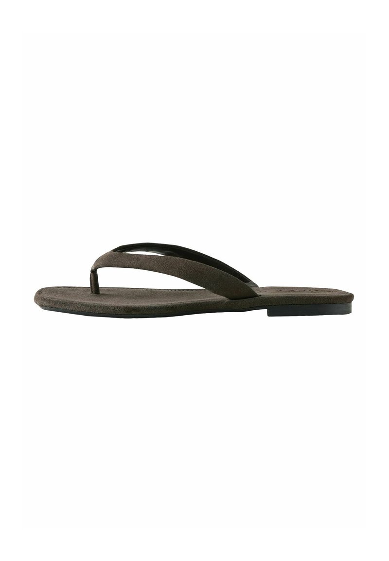 Brun flip-flop sandel med et elegant stropdesign, blød ruskindsstruktur, flad sål og minimalistisk stil uden pynt.