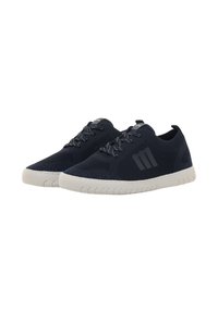 Zapatillas de malla azul marino con un diseño texturizado, suela de goma blanca, cordones grises y un detalle de logo en el lateral.