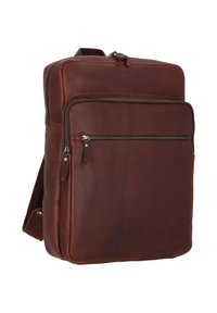 Zaino in pelle marrone con superficie texturizzata, tasca frontale con zip e spallacci regolabili. Presenta un design rettangolare elegante.