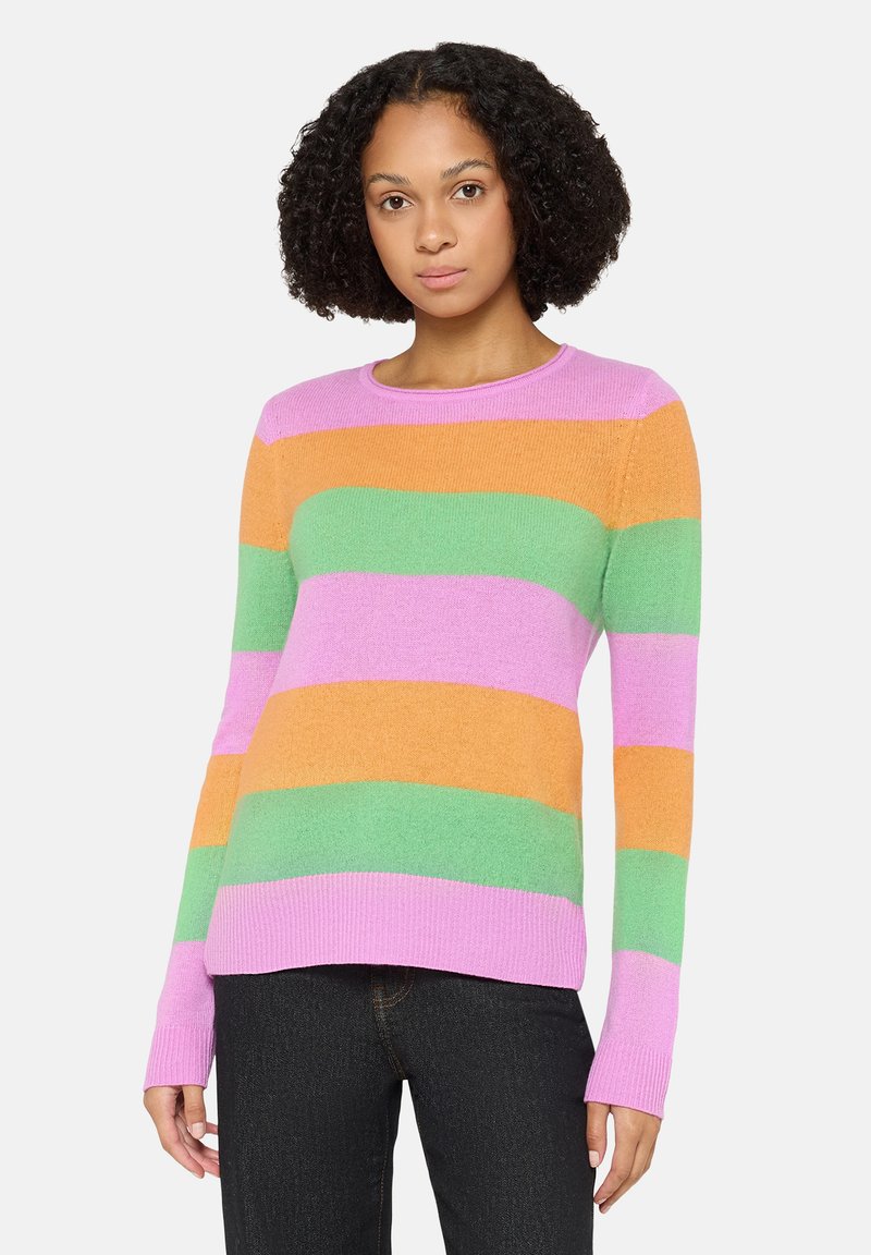 Pull rayé multicolore en rose, orange et vert, en tissu tricoté doux avec un col rond et des manches longues.