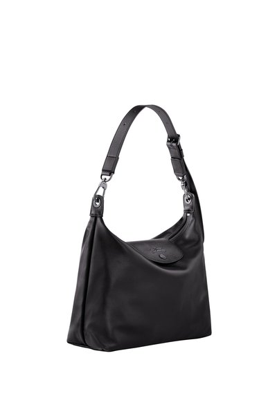 Schwarze Lederhandtasche mit einem verstellbaren Tragegurt und einem runden Körper. Verfügt über einen Vorderklappenverschluss mit Knopf und einer glatten Textur.