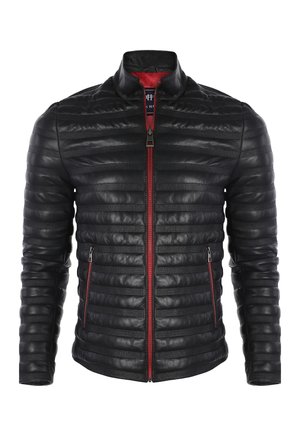 Czarna pikowana kurtka skórzana z poziomymi wypchanymi paskami, czerwonym zamkiem błyskawicznym i detalami kieszeni oraz stójką.