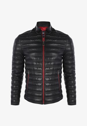 Zwarte doorgestikte leren jas met horizontale gewatteerde strepen, rode ritssluiting en zakaccenten, en een opstaande kraag.