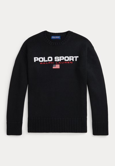 Czarny sweter z okrągłym dekoltem z napisem „POLO SPORT RALPH LAUREN” i małą haftowaną flagą USA na piersi.