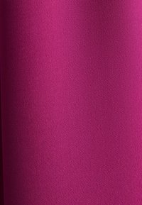 Tessuto fucsia brillante con una texture liscia, caratterizzato da un motivo a trama fitta e un colore uniforme su tutta la superficie. Adatto per varie applicazioni.