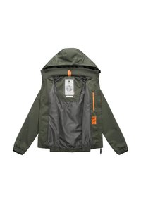 Groene jas met capuchon open om de grijze voering, elastische manchetten, oranje rits op borstzak en merklabel binnen in de kraag te tonen.