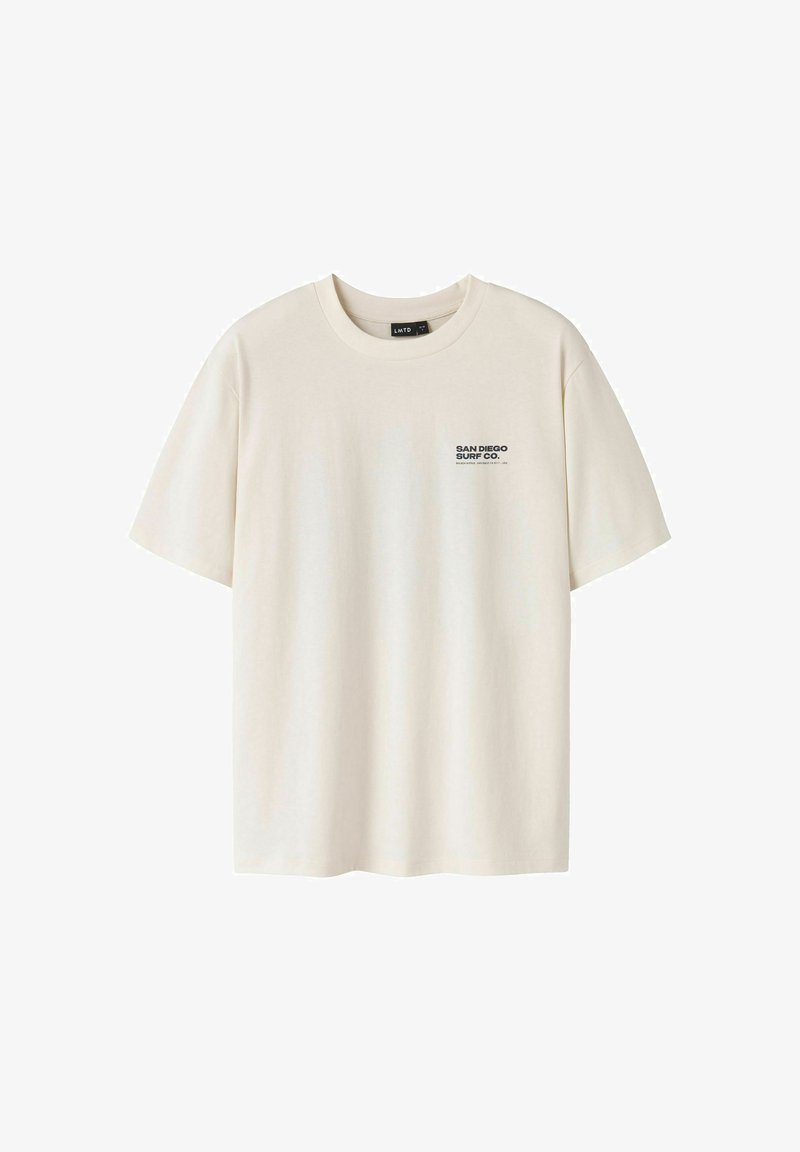 T-shirt écru à manches courtes avec col rond et petit texte noir « San Diego Surf Co. » sur la poitrine gauche.