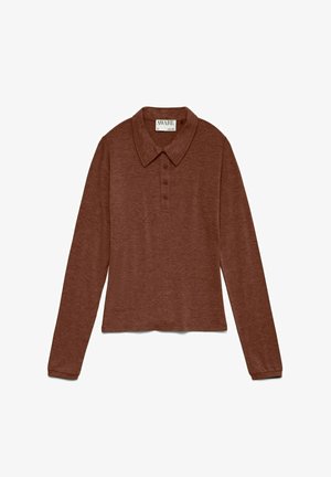 Polo a maniche lunghe in marrone ruggine, realizzato in tessuto morbido, con colletto a punta, pattina con tre bottoni e una vestibilità comoda.