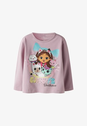 Lichtroze lange mouwen T-shirt van katoen met kleurrijke cartoonfiguren en "Gabby's Dollhouse" in vette letters gedrukt.