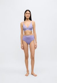 Sada fialkové podprsenky a kalhotek s vysokým pasem, zdobená květinovou krajkou, hladká tkanina, široká ramínka a vroubkované lemy. Jednoduchý a lehký design.