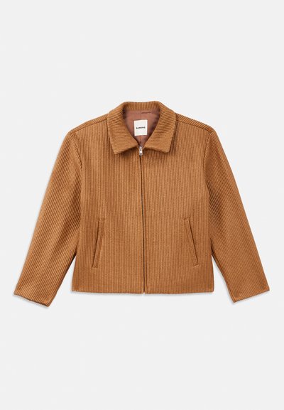Chaqueta marrón de canalé con cierre de cremallera en la parte frontal, que presenta un cuello con solapa y dos bolsillos laterales. Tejido texturizado con un corte relajado.