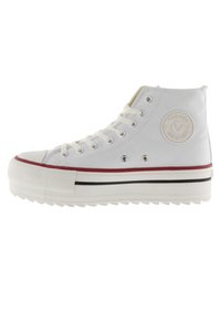 Sneaker alta in tela bianca con punta tonda, suola in gomma, striscia rossa e patch con logo sul lato. Presenta occhielli in metallo e lacci in cotone.