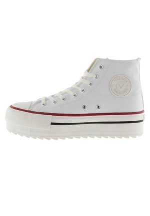 Baskets montantes blanches en toile avec un bout rond, semelle en caoutchouc, bande rouge et patch logo sur le côté. Comprend des œillets en métal et des lacets en coton.