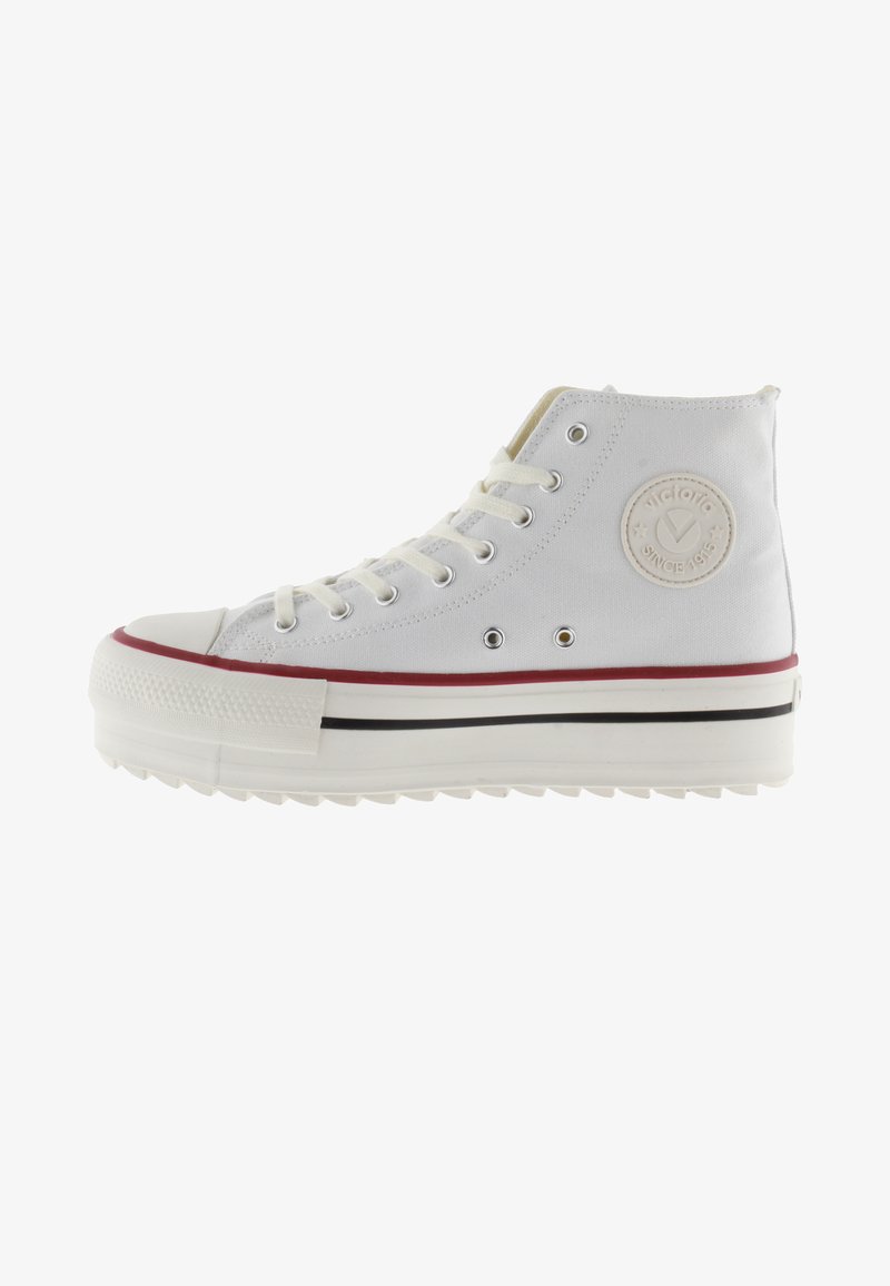 Sneaker alta in tela bianca con punta tonda, suola in gomma, striscia rossa e patch con logo sul lato. Presenta occhielli in metallo e lacci in cotone.