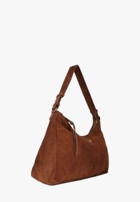 Borsa a tracolla in suede marrone con forma curva, tracolla regolabile e chiusura con cerniera. Presenta un piccolo dettaglio in metallo dorato.