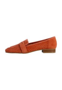 Mocassini in suede arancione con design perforato, una fascia sulla parte superiore e un tacco in legno basso. La vista laterale mette in evidenza la silhouette elegante.