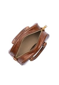 Sac à main en cuir marron avec fermeture éclair, poignées robustes et texture lisse. Intérieur beige sans poches.