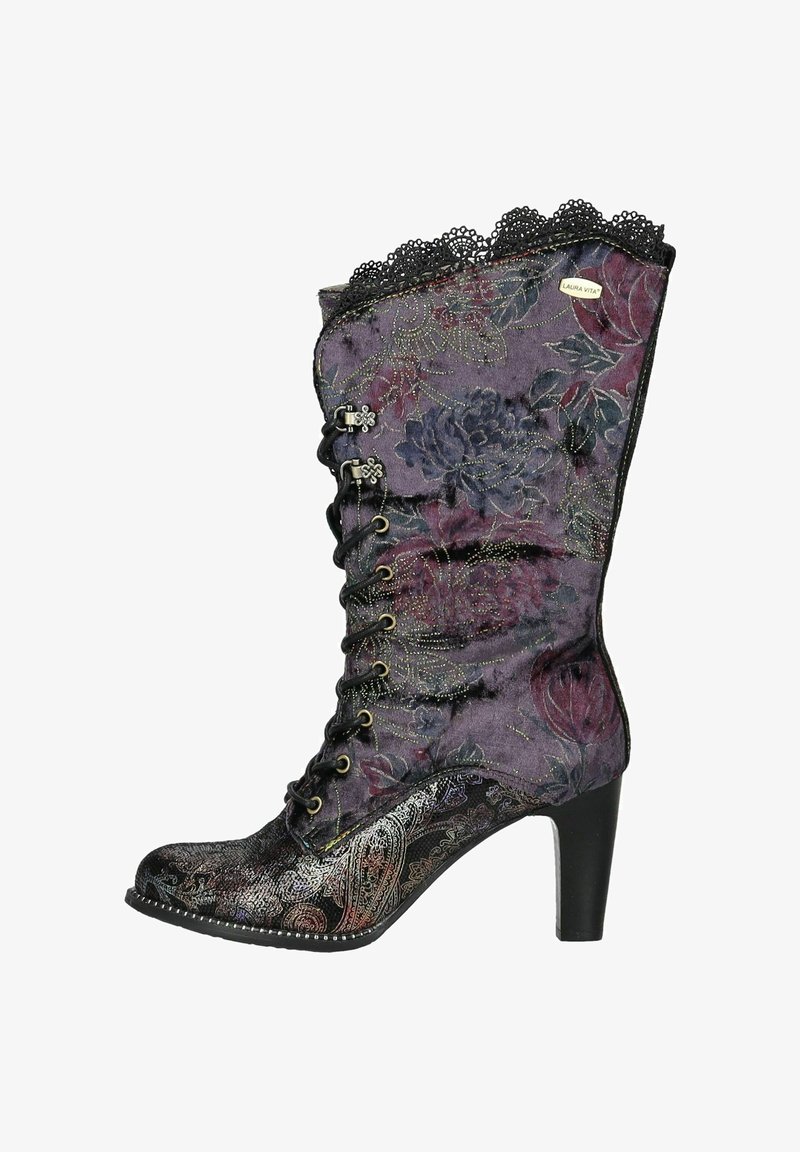 Stivaletto alto con tacco di colore viola, con motivo floreale, rifinito con pizzo, in velluto e dettagli metallici. Presenta una chiusura con lacci e un design testurizzato.