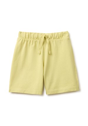 Pantalones cortos de cintura elástica de color amarillo claro con un cordón de tela atado, frente plano y textura suave de algodón sobre un fondo blanco.