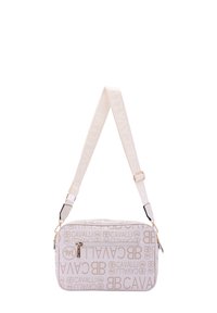 Borsa a spalla rettangolare in beige chiaro con stampa dorata. Presenta un design con logo, chiusura con zip e una tracolla regolabile con branding.