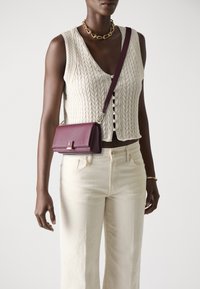 Tommy Hilfiger HER MINI CROSSOVER - Geantă crossbody - deep rouge