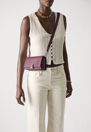 Tommy Hilfiger HER MINI CROSSOVER - Ülerinna-kott - deep rouge