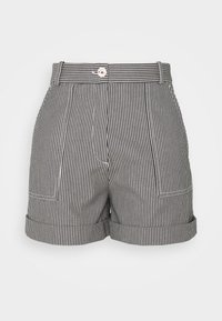 Pantaloni corti a righe bianche e nere con vita alta, dotati di chiusura frontale con bottone, risvolti e due tasche laterali.