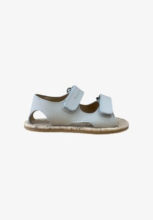 Sandalia infantil de cuero blanco con dos tiras ajustables de velcro y suela con textura de corcho, diseño abierto en talón y puntera.