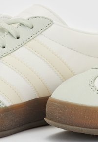 adidas Originals GAZELLE INDOOR UNISEX - Sneaker low - core white/wonder white/halo green