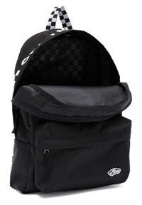 Zaino in tessuto nero con manico a scacchi, tasca frontale e patta superiore. L'interno presenta un motivo a scacchi neri.