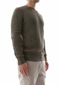 Maglione lavorato a maglia verde oliva con texture a costine, collo rotondo e polsini e orlo a strisce a contrasto. Vestibilità rilassata, maniche lunghe, tessuto leggero.