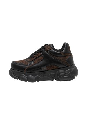 Baskets noires épaisses avec semelle texturée, empiècements en daim marron, superpositions en cuir noir et lacets noirs, vues de côté.