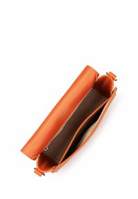 Borsa a mano in pelle arancione con superficie texturizzata, design aperto e due scomparti interni. Presenta una cerniera e dettagli in metallo.