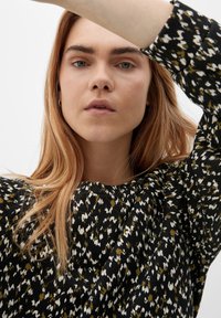 s.Oliver MIT ALLOVER-MUSTER - Sweatshirt - schwarz