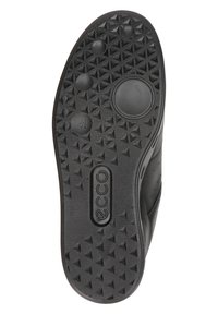 Musta kumi kengän pohja, jossa on teksturoitu pinta, jossa on kolmionmuotoisia kuvioita ja ympyräkoristeita. Koko merkintä "41" näkyvissä.