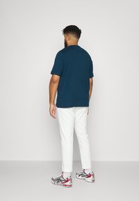 Tommy Hilfiger LOGO TEE - T-shirt estampada - dark lakeside