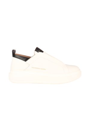 Sneaker in pelle bianca senza lacci con linguetta posteriore nera, con marchio "Alexander Smith" in lettere dorate sul lato.