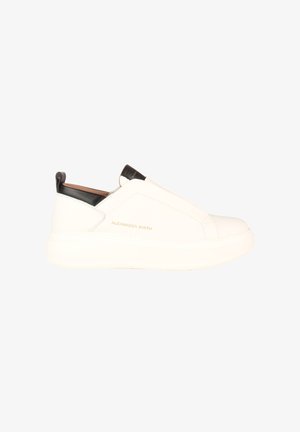 Sneaker in pelle bianca senza lacci con linguetta posteriore nera, con marchio "Alexander Smith" in lettere dorate sul lato.