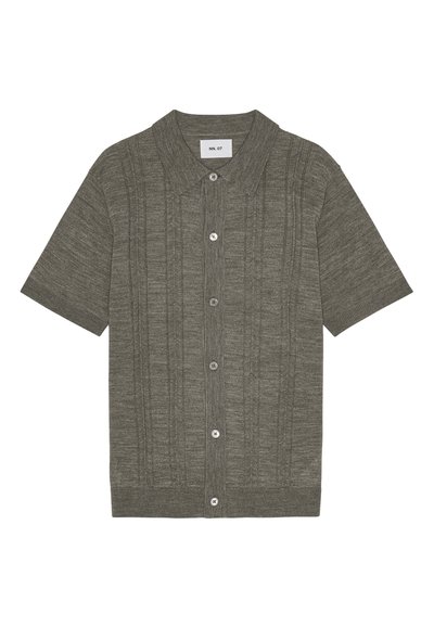 Kortärmad skjorta i mörkgrön, med krage, knappstängning fram, vertikal ribbad struktur och rak fåll.