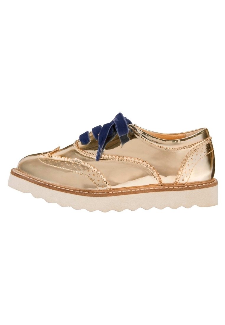 Scarpa in pelle verniciata oro con forma arrotondata, lacci blu navy, piccole perforazioni sulla tomaia e suola bianca smerlata.