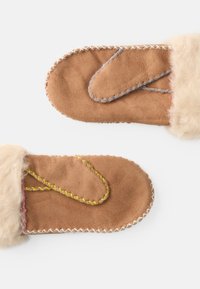 Luvas de camurça castanhas com detale de pele creme, apresentando acentos coloridos bordados em azul, rosa e amarelo na palma e bordas das mangas.