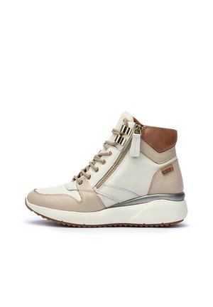 Zapatilla alta en cuero blanco roto y beige, con cremalleras doradas, acentos texturizados y una suela de goma con un ligero tacón.