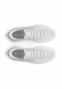 Ein Paar weiße Under Armour Laufschuhe von oben betrachtet, mit Strickgewebe, Schnürsenkeln und markierten Innensohlen auf weißem Hintergrund.