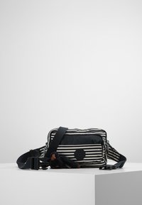 Sac messager rayé noir et blanc, design rectangulaire, en nylon, avec un porte-clés peluche singe attaché et une sangle réglable.