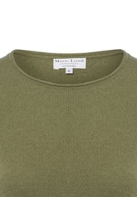 Olivgrüner Kaschmirpullover mit gerippter Textur, runder Halslinie und einem Etikett, das die Größe S und den Markennamen angibt.