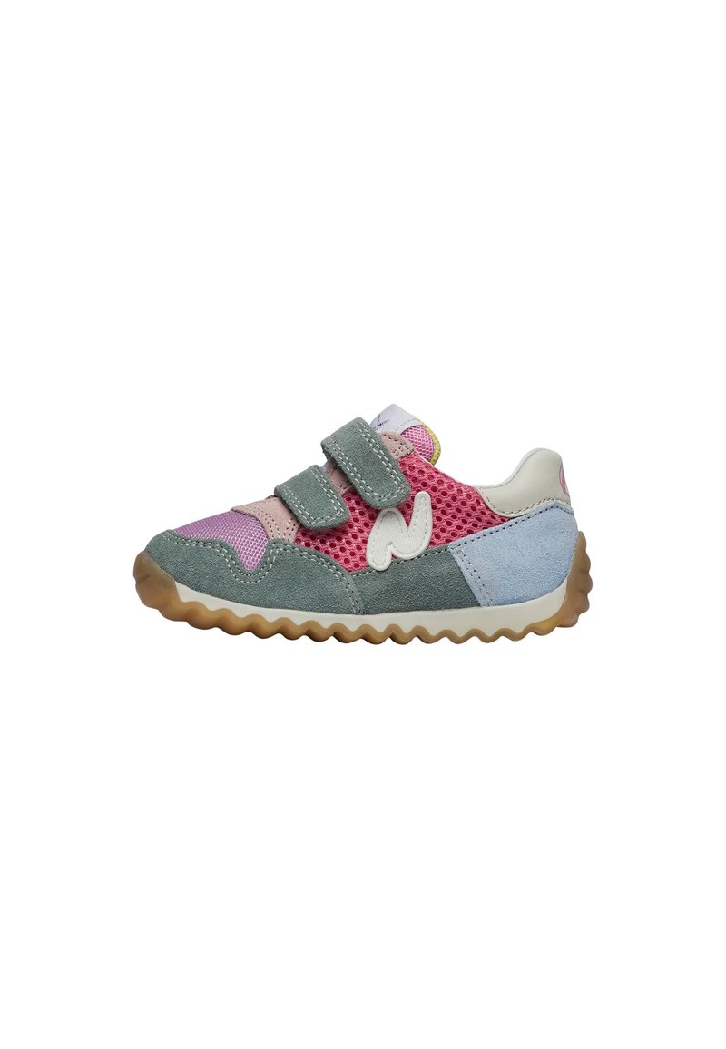 Sneaker multicolore con camoscio verde, rosa e blu, con inserti in rete. Cinghie in velcro e suola in gomma texturizzata e ondulata.