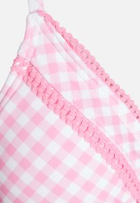 Ροζ καπιτονέ μπικίνι τοπ με υφασμάτινη άκρη, που διαθέτει scalloped περιθώριο και γεωμετρικό σχέδιο σε ανοιχτό και σκούρο ροζ.