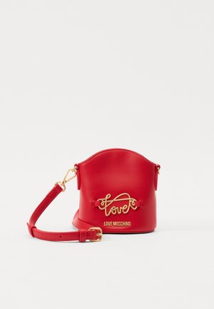 Sac seau rouge avec bandoulière réglable, détail fil d’or "love" et logo "LOVE MOSCHINO" sur le devant.