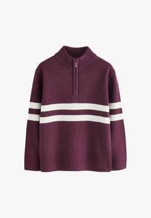 Maglione viola lavorato a maglia con collo con mezza zip e due righe bianche orizzontali su petto e maniche su sfondo uniforme.