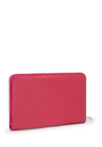 Cartera de cuero rosa con una textura suave, cierre de cremallera y un diseño rectangular simple. Presenta bordes cosidos y un acento en metal.